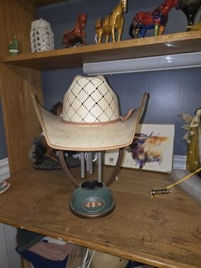 American Hat Company  shantung straw cowboy hat featuring a vente